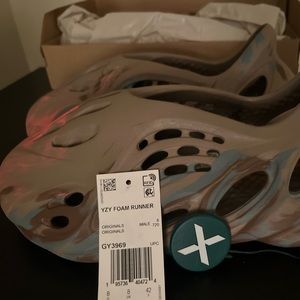 AUTHENTIC YEEZY FOAM RUNNERS SIZE 8